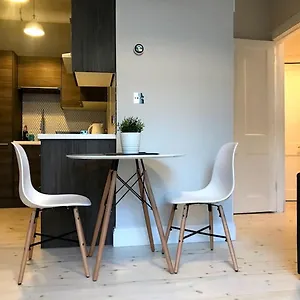  Apartment Relax In Style In Edinburghs Buzzing West End